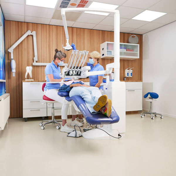 Zahnarztpraxis mit Zahnarzt bei der Arbeit