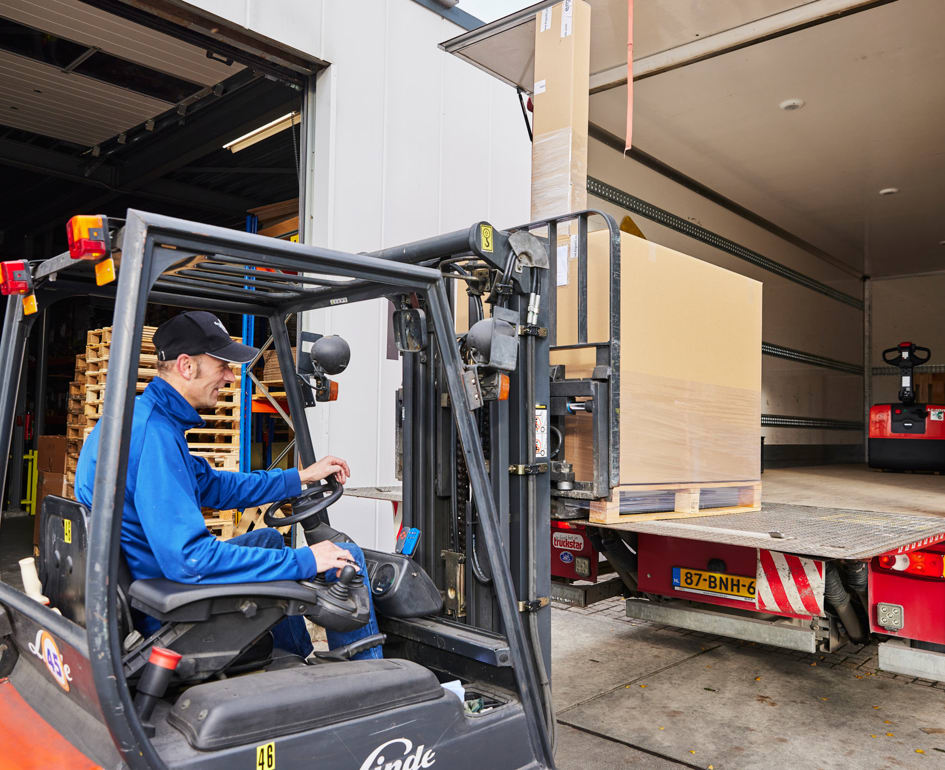 Sfeerfotografie Fabriek LR 55 Vrachtwagen Naar Dealer