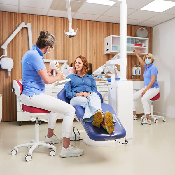 Zahnarzt bei der Arbeit auf einem Score Apical